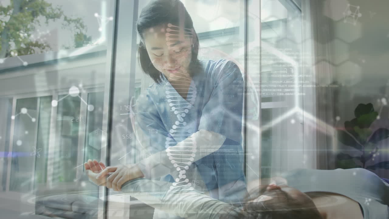 アジア人女性理学療法士と女性患者に関するデータ処理のアニメーション