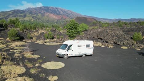 Rv-Autocaravana-Lugar-Para-Dormir-En-El-Volcán-Monte-Etna-En-Sicilia,-Italia---Antena-4k