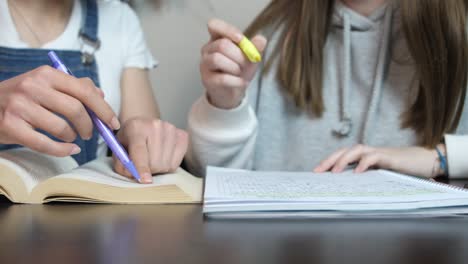 estudiantes estudiando juntos