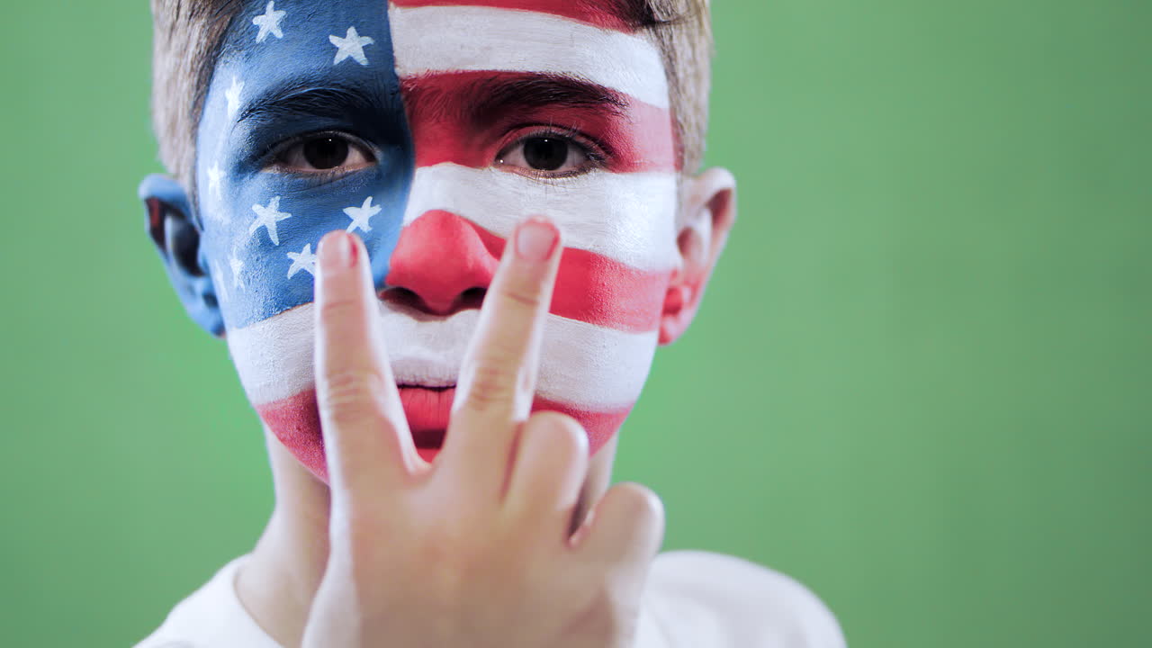 американский болельщик празднует победу на фоне стадиона