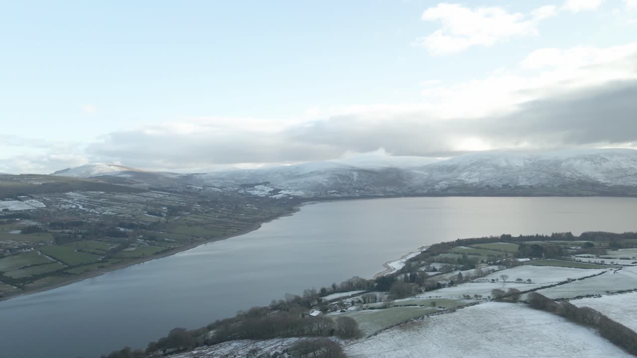 아일랜드 겨울 동안 눈으로 덮인 블링턴 호수와 위클로 산의 탁 트인 전망 - 공중