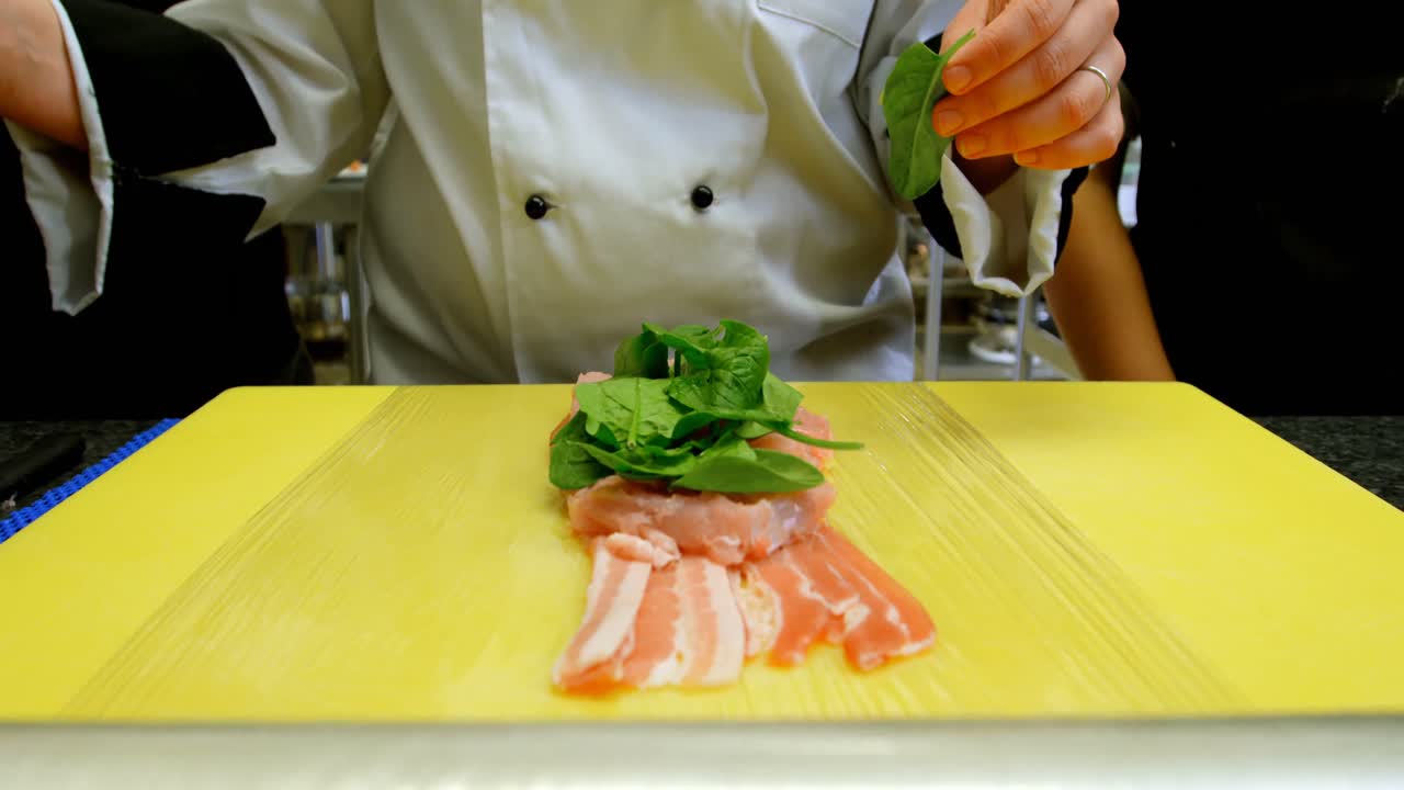 요리사 4k에서 고기를 장식하는 요리사