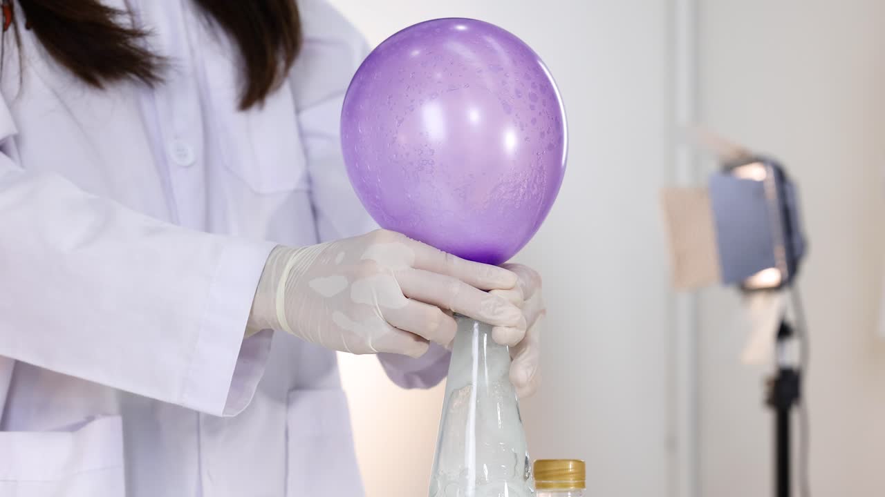 Balão infla usando bicarbonato de sódio e vinagre
