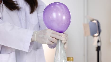 el globo se infla con bicarbonato de sodio y vinagre.