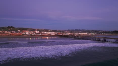 Disparo-De-Un-Dron-Al-Atardecer-De-Grandes-Olas-Que-Se-Acercan-Hacia-La-Playa-De-Pismo