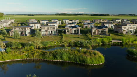 Casas-De-Vacaciones-Con-Fuente-De-Energía-Neutra-En-Roompot-Water-Village-En-Zelanda,-Países-Bajos