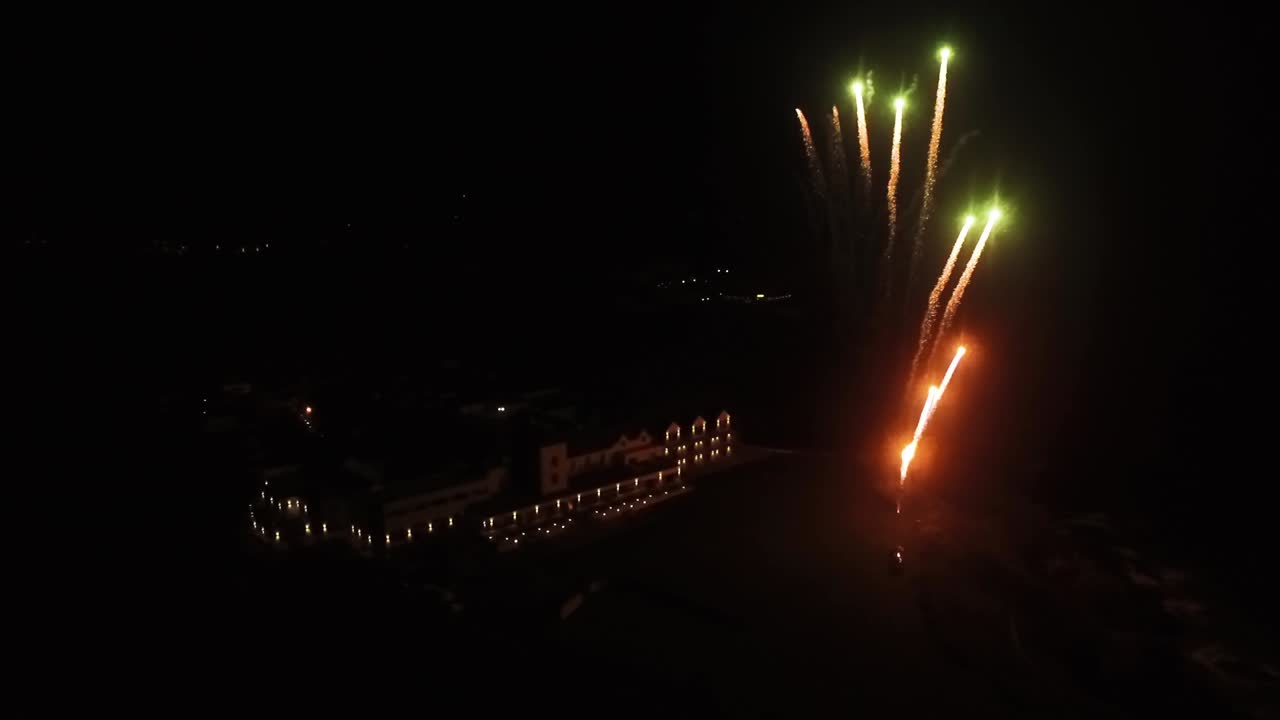 espectáculo de fuegos artificiales frente a un gran hotel