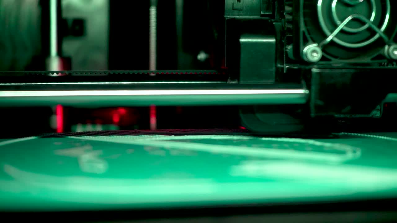 3d-принтер, экструдирующий белую нить