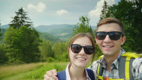 dos viajeros hacen selfie en una hermosa zona montañosa 4k video