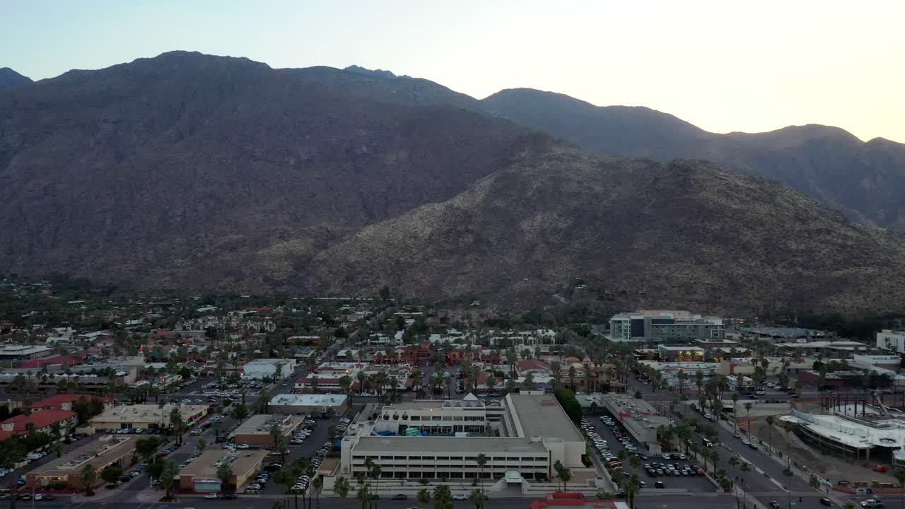 Vista aerea della città di Palm Springs con uno sfondo montuoso in California.