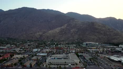vista aérea de la ciudad de palm springs con un telón de fondo de montaña en california