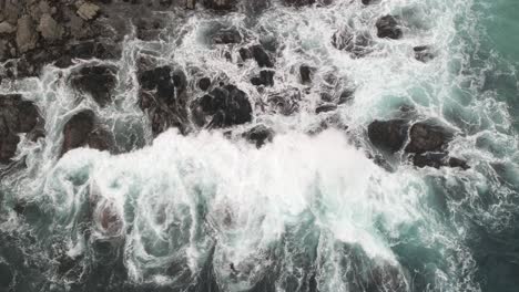 Agua-De-Mar-áspera-Golpeando-Rocas-En-La-Bahía-De-Monterey-California---De-Arriba-Hacia-Abajo