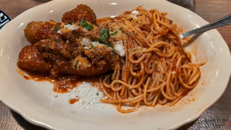 Delicioso-Plato-De-Pasta-Con-Carne-Y-Verduras,-Vista-Ampliada