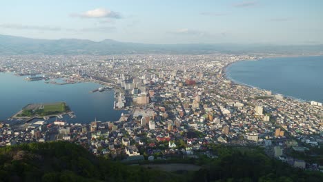 Mit-Blick-Auf-Das-Stadtbild-Von-Hakodate-Vom-Berg-Aus