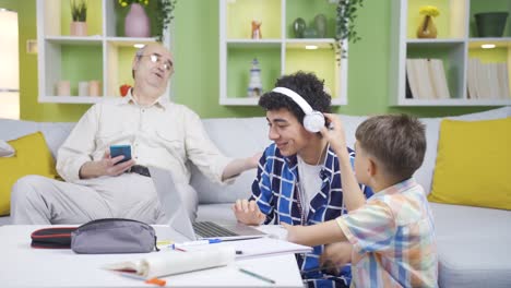 Children-and-grandparents-who-do-not-get-along.