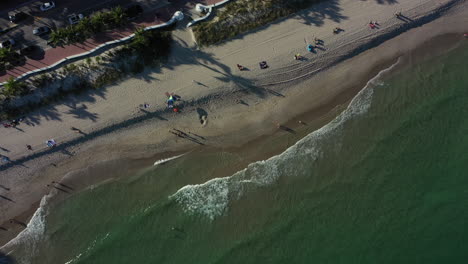 Filmische-Rotierende-4K-Luftaufnahme-Von-Oben-Nach-Unten-Auf-Den-Strand-Von-Fort-Lauderdale-Im-Sonnigen-Florida