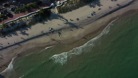 antena rotativa cinematográfica de arriba hacia abajo 4k vista de la playa de fort lauderdale en la soleada florida