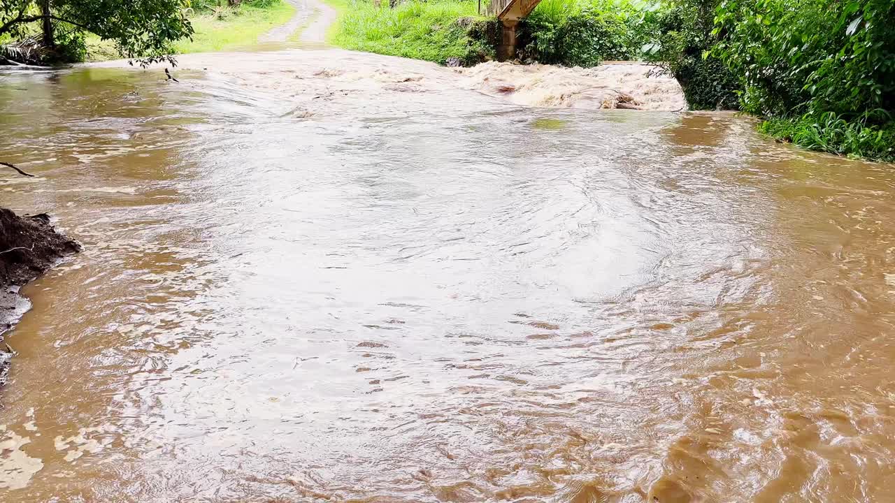 파나마 지방, 파나마 지방 카이미토 지역의 진흙 범람 강을 드러내는 틸팅 샷