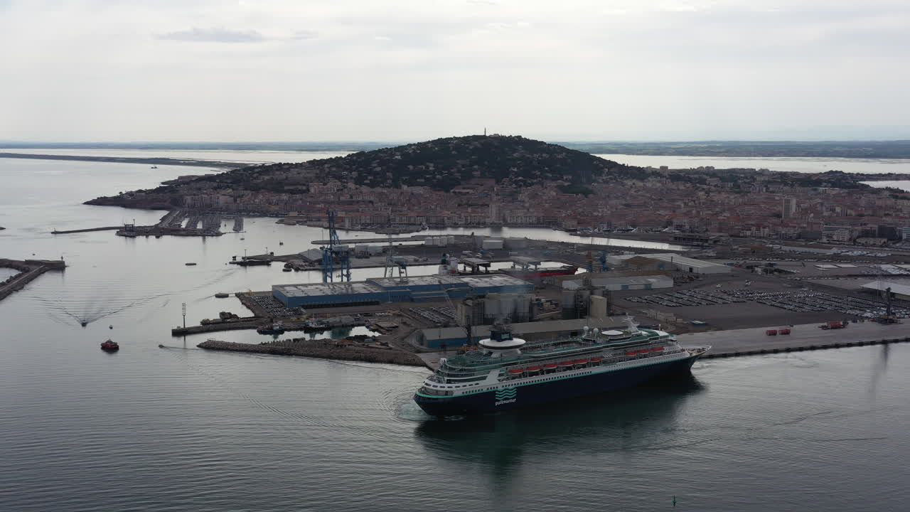 지중해에서 출발하는 세테 항구에서 거대한 크루즈 선박을 돌아다니고 있습니다.