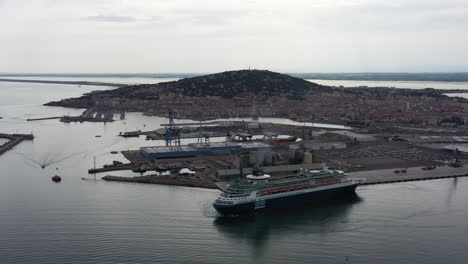 volando alrededor de un crucero gigante en el puerto de sete salida en el mar mediterráneo