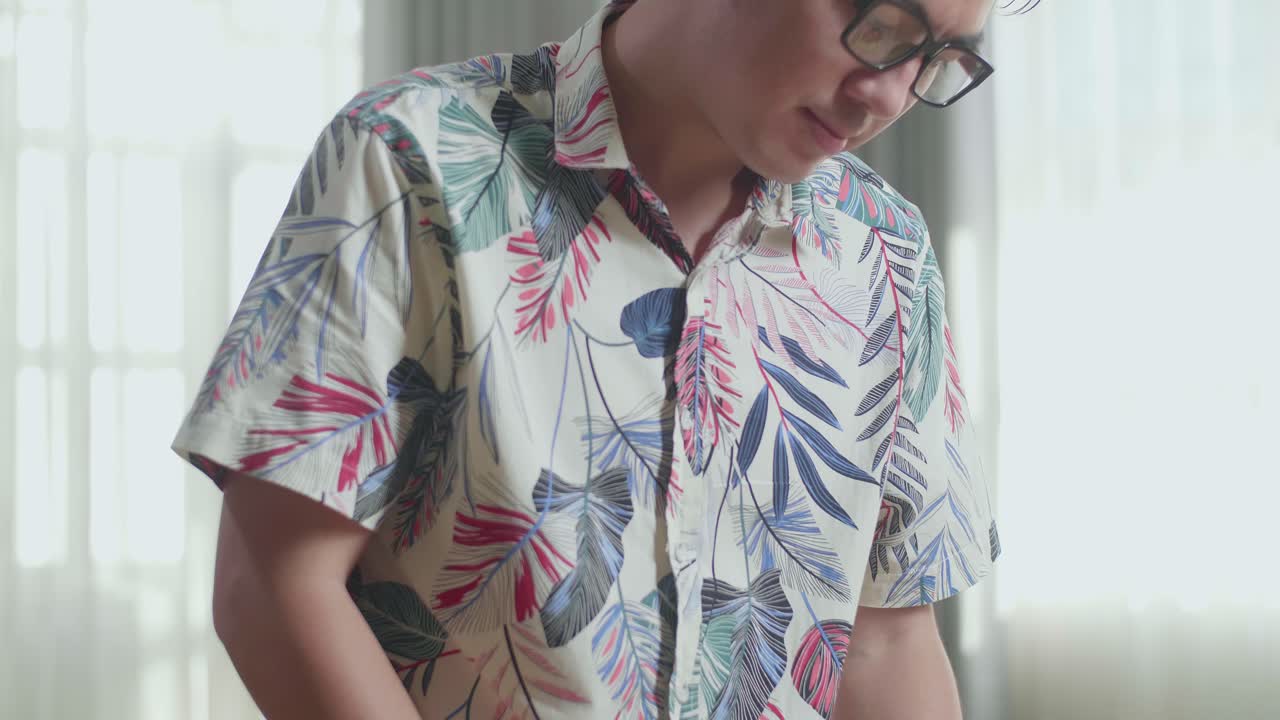 hombre sonriente dando pulgares hacia arriba