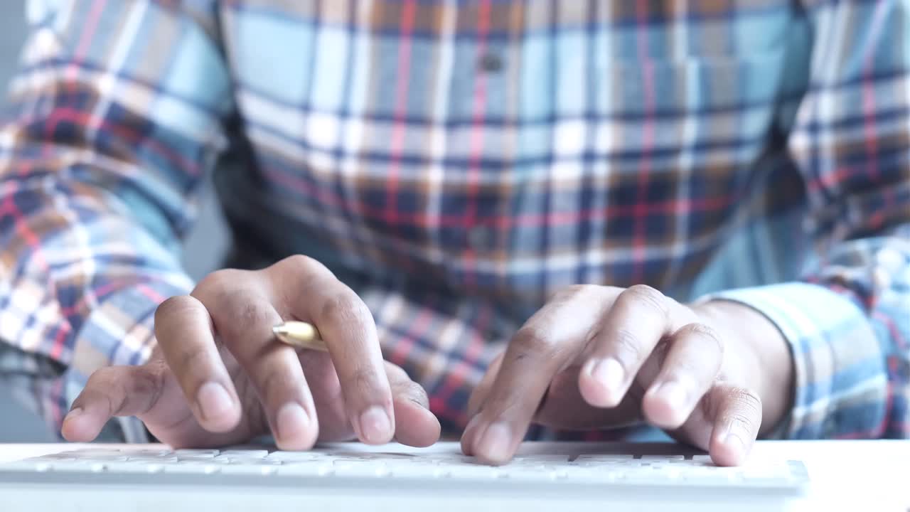 persona escribiendo en un teclado