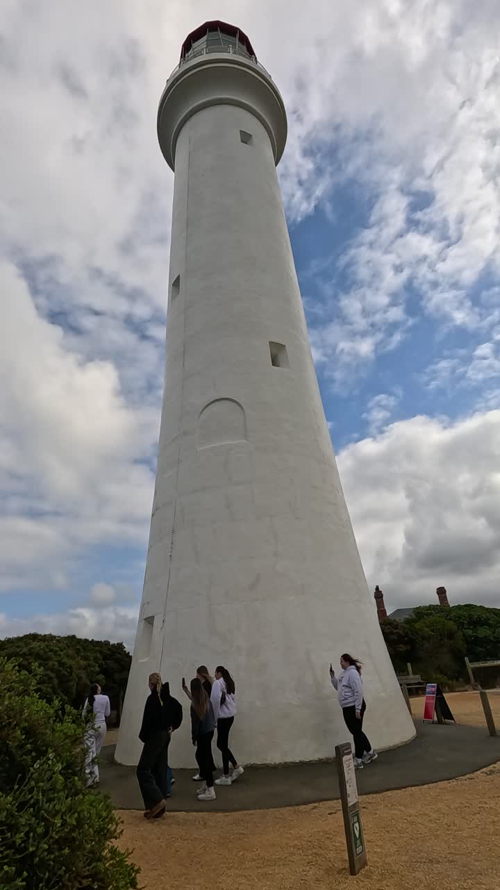 Gruppo esplora un faro in una giornata nuvolosa