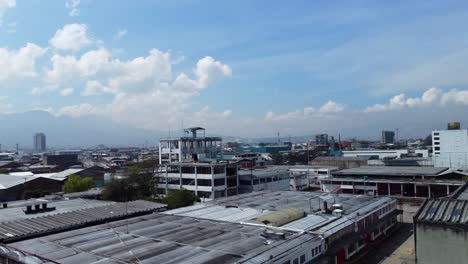 Se-Embarca-En-Un-Fascinante-Viaje-Hacia-Una-Fábrica-De-Licores-Abandonada,-Una-Reliquia-Del-Pasado-Industrial-De-La-Ciudad