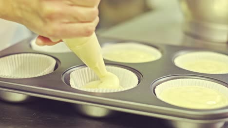 chef preparando muffins en la cocina