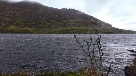 Senderismo-En-Irlanda-El-Viento-Barre-La-Columna-De-Agua-A-Través-Del-Lago-Coumshingaun-Montañas-Comeragh-Waterford-En-Una-Mañana-De-Invierno