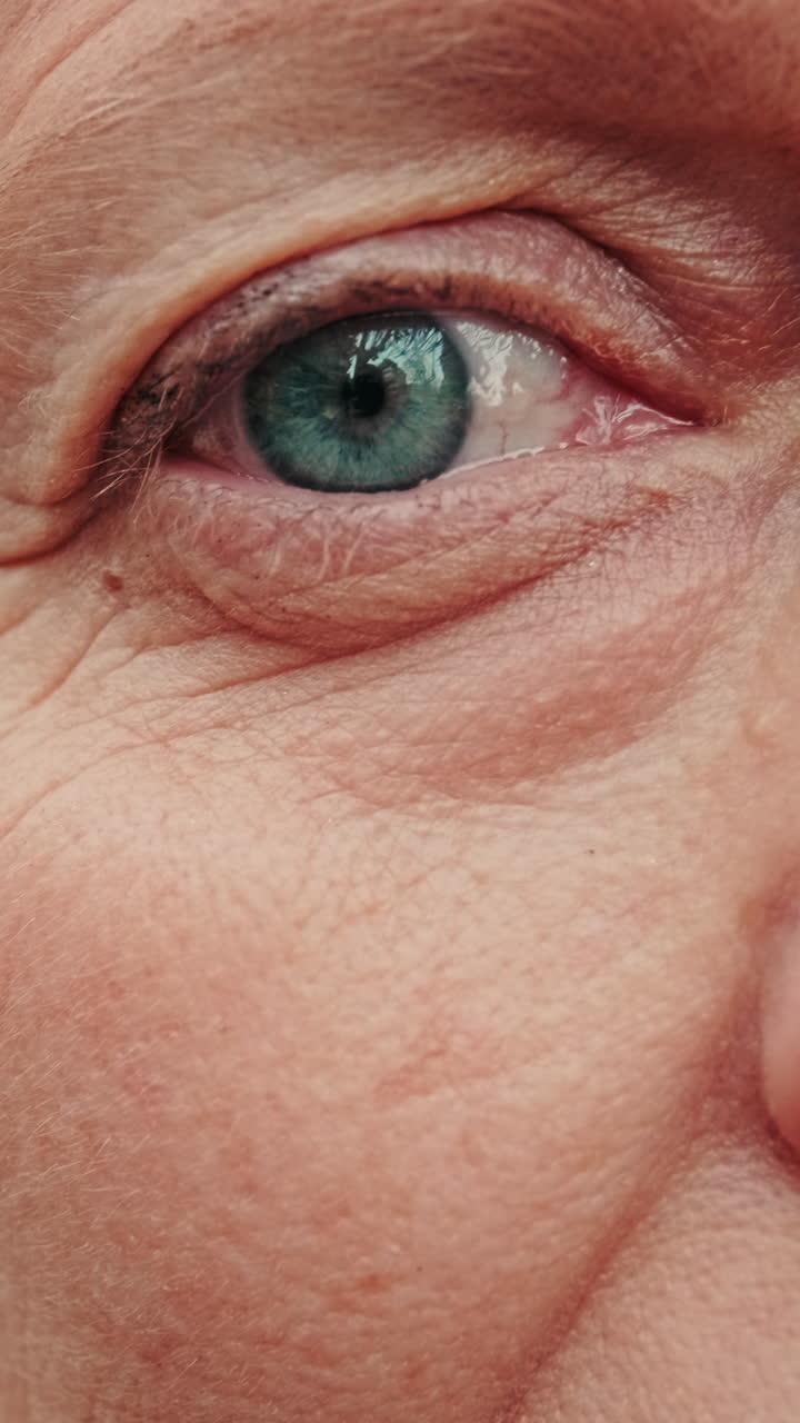Primo piano di un occhio umano che sbatte le palpebre con rughe