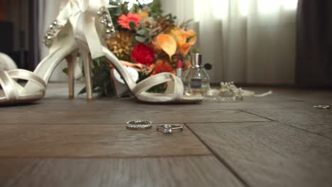 accesorios de puente y anillo de bodas girando sobre un piso de madera, primer plano