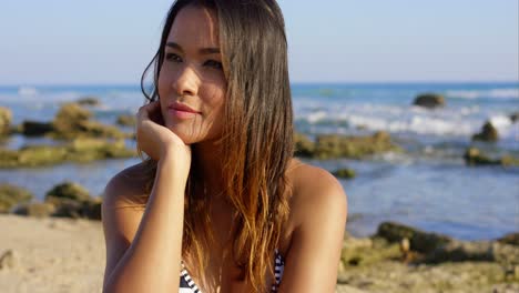 Hermosa-Joven-Morena-En-La-Playa