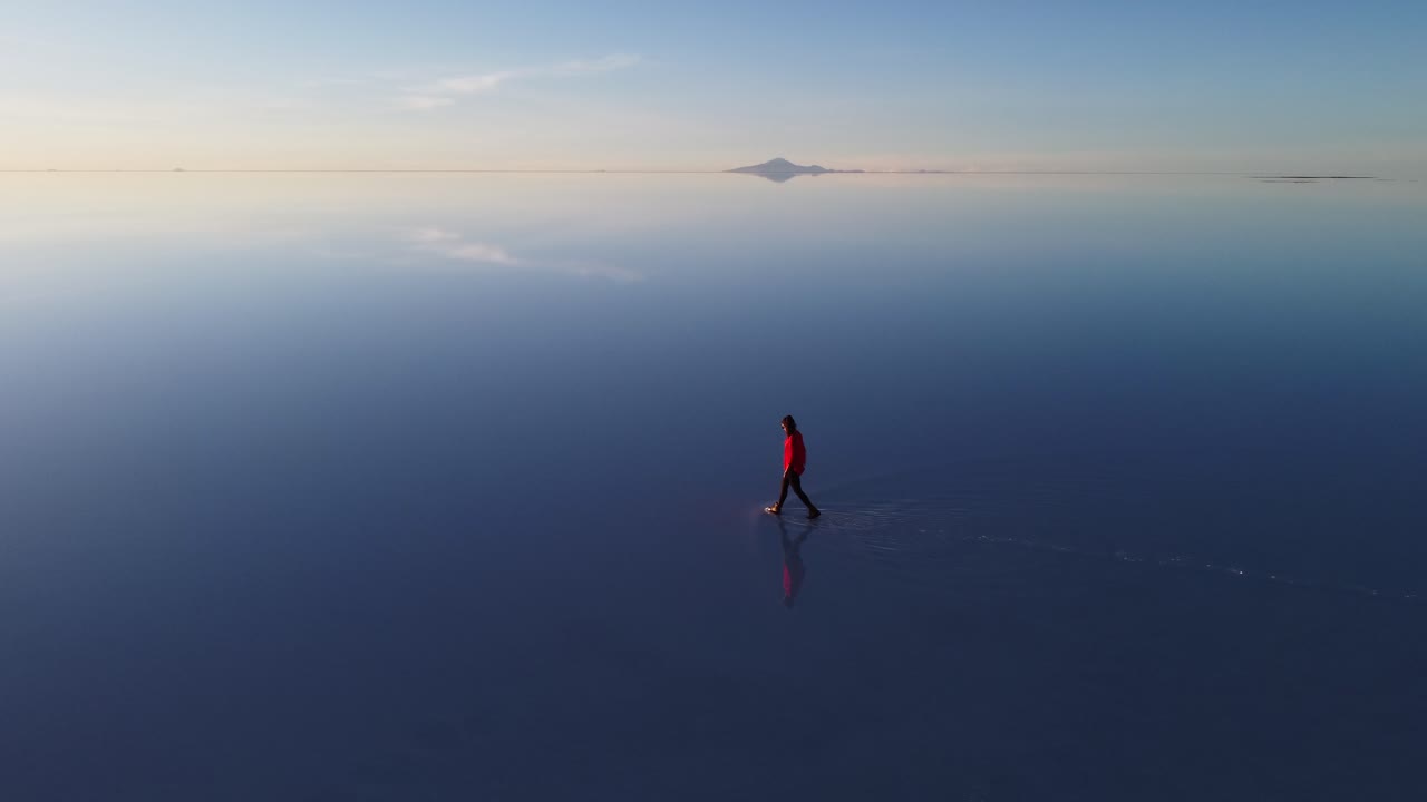 우유니 소금 평평의 반사 표면을 는 여성, 볼리비아 공중