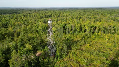 espectaculares vistas en 360 grados de la torre de observación de mountain fire y la plataforma de observación del punto de referencia en el bosque nacional nicolet de wisconsin.
