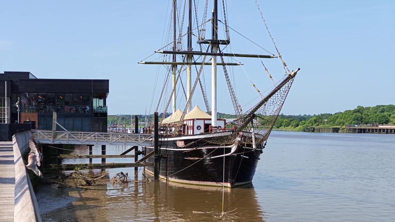 Loď Dunbrody Famine Ship v New Ross, hrabství Wexford, Irsko. Krásná nábřežní památka s bohatou irskou historií a kulturním významem.