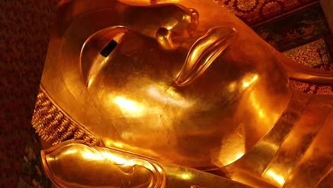 golden statue of reclining buddha in wat pho