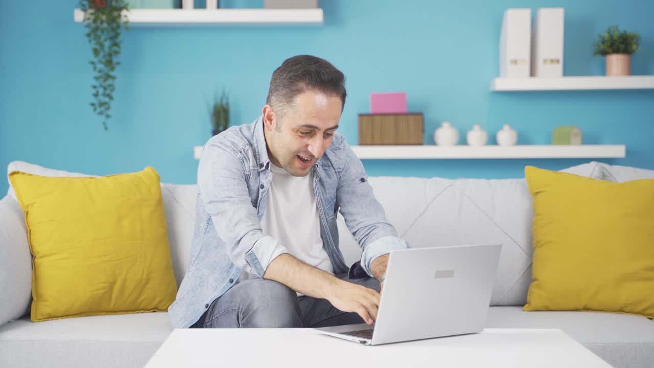el hombre al que le gusta la aplicación en la computadora portátil es feliz.