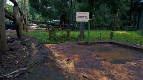 estación de lavado de pies en un parque