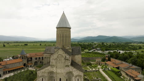 Iglesia-Ortodoxa-De-La-Catedral-Del-Monasterio-De-Alaverdi-En-El-Campo-Georgiano