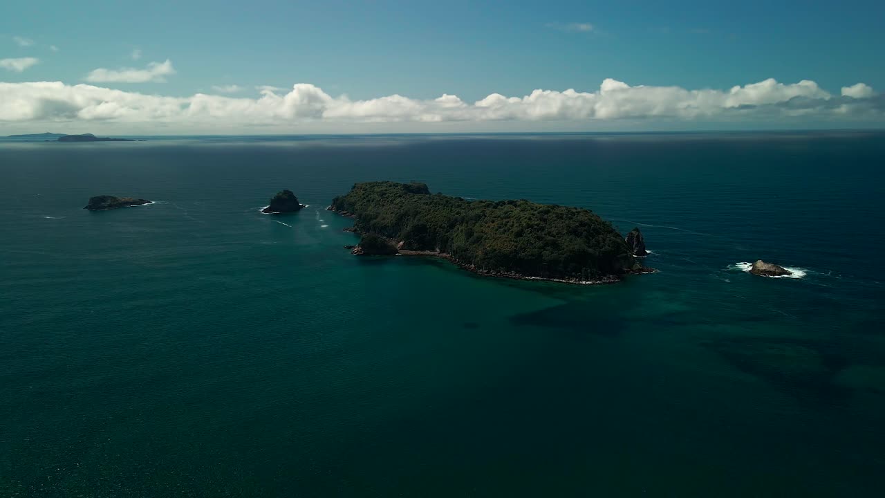drone volador sobre las islas de la península de coromandel en nz