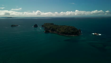 Fliegende-Drohne-über-Inseln-Der-Coromandel-halbinsel-In-Nz