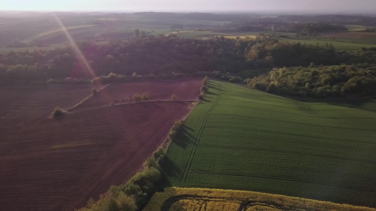 Luftfoto af bølgende bakker i Polen.