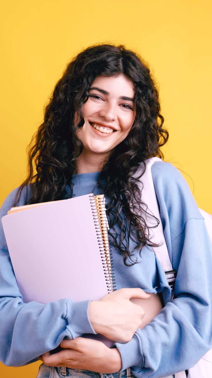 Giovane studente con quaderno e zaino