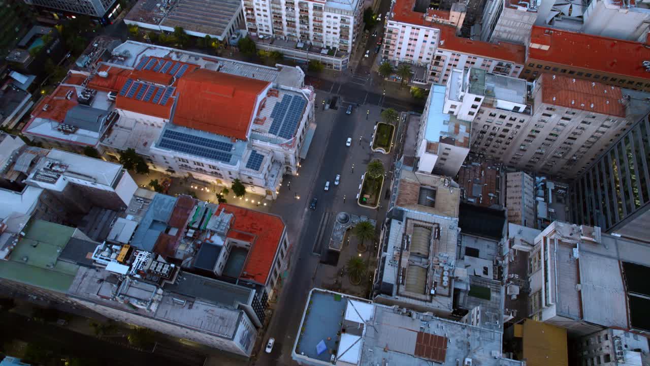 O teatro municipal ao amanhecer, paisagem urbana com ruas e edifícios, vista aérea.