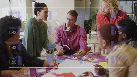 animación del procesamiento de datos sobre diversos colegas que se reúnen en la oficina
