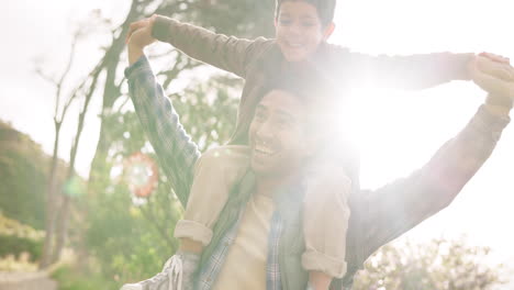 padre, hijo y al aire libre en los hombros para el avión
