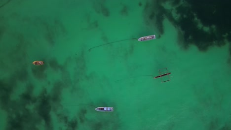 Kleine-Boote,-Die-In-Seichten-Gewässern-Am-Strand-Von-Uroa-Auf-Der-Insel-Sansibar,-Tansania,-Afrika,-Verankert-Sind,-Draufsicht-Aus-Der-Luft,-Rotierender-Schuss