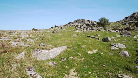 Toma-Panorámica-Lenta-A-Través-Del-Terreno-Accidentado-Y-Sombrío-De-Dartmoor,-Cerca-De-Sharp-Tor-En-Devon,-Inglaterra