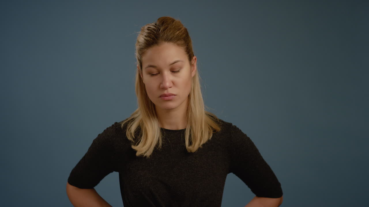 슬픈 여자는 카메라를 본다